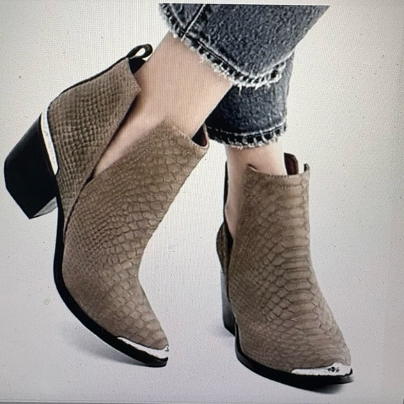 Jeffrey Campbell /Free People size 8 Cowboy boots with metal details. Rare. - Picture 2 of 9